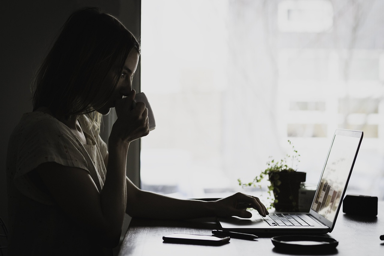 脱サラするために勉強している女性 