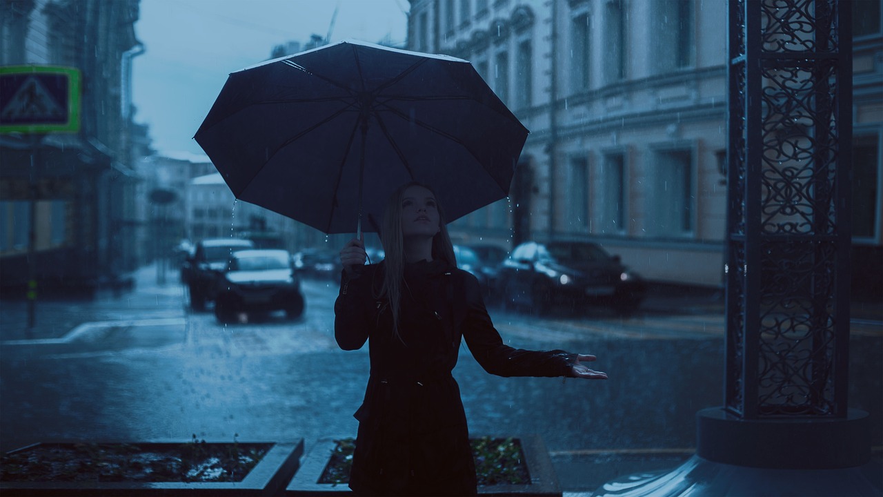 心に雨が降っている女性